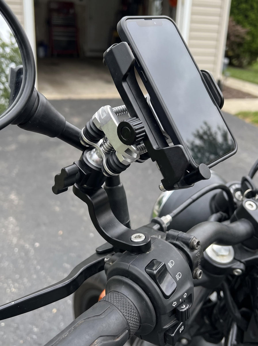 Triple Shock-Absorbing Handlebar Phone Mount