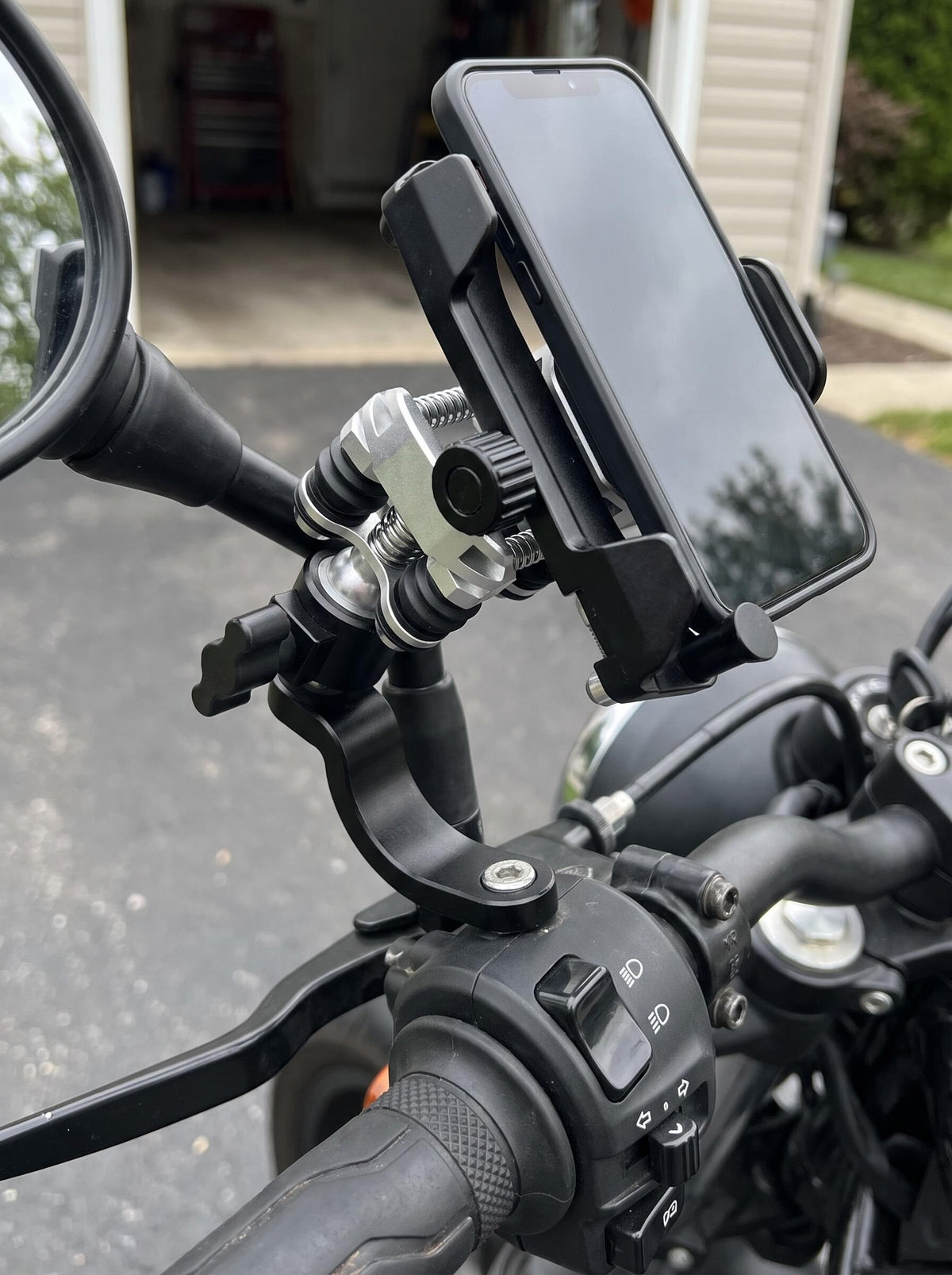 Triple Shock-Absorbing Handlebar Phone Mount
